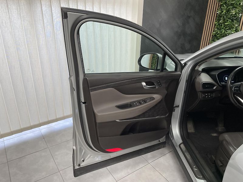 Hyundai Santa Fe 2.2 CRDi ČR AWD AT 7.MÍST LUXU - fotka 24 z 40