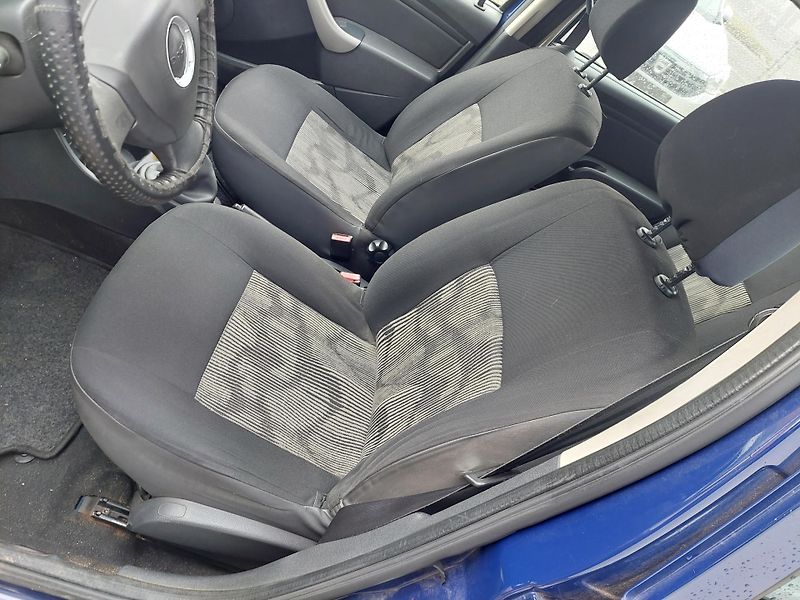 Dacia Sandero (2009) 1.2i-16v - fotka 11 z 25