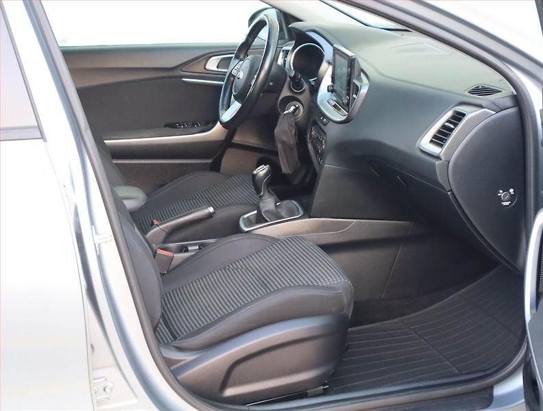 Kia Ceed (2019) Silver 1.4 T-GDI, Serv.kniha - fotka 9 z 15
