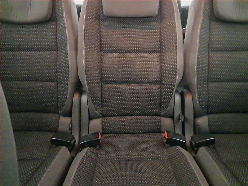 Volkswagen Touran (2012) 1.6 TDI, 7 míst, Navi - fotka 10 z 16