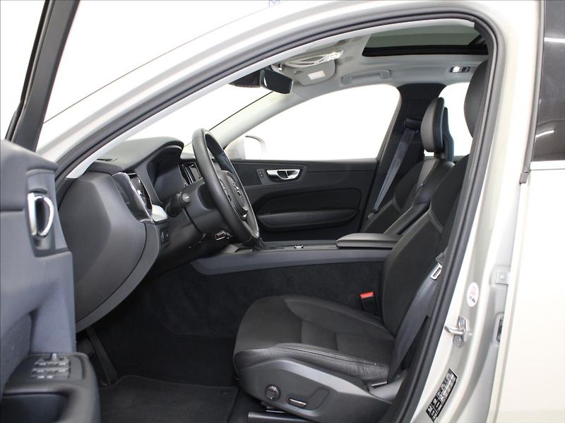 Volvo XC60 2,0 T5 184kW AWD Mom.PRO Pano. - fotka 6 z 25