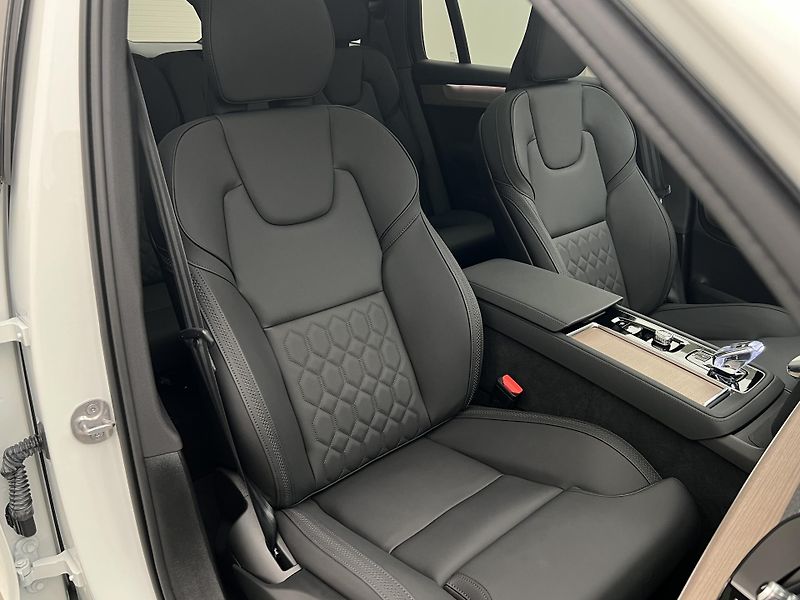 Volvo XC90 T8 RECH. PLUS DARK REZERVACE - fotka 19 z 49