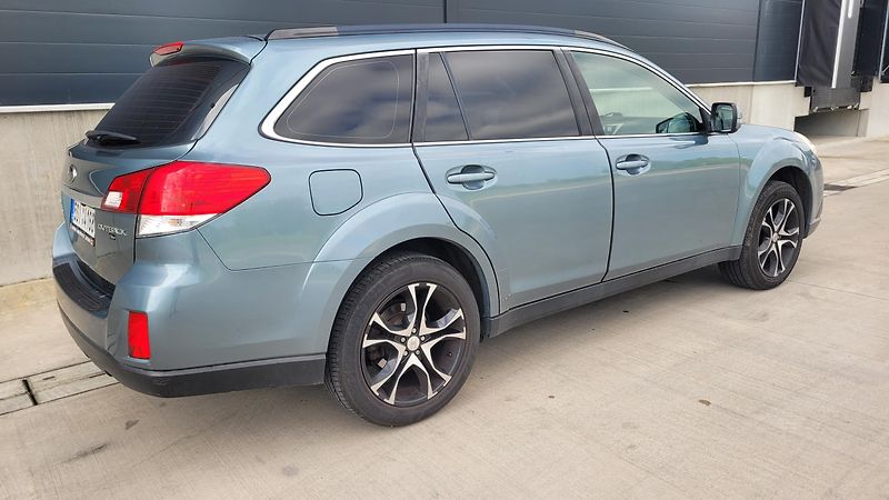 Subaru Legacy 2,5i 4x4 123 KW - fotka 9 z 24