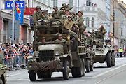 Plzní projel Konvoj svobody. Stovky kusů historické vojenské techniky v neděli projely z Bor do centra města. Ulice lemovaly tisíce diváků