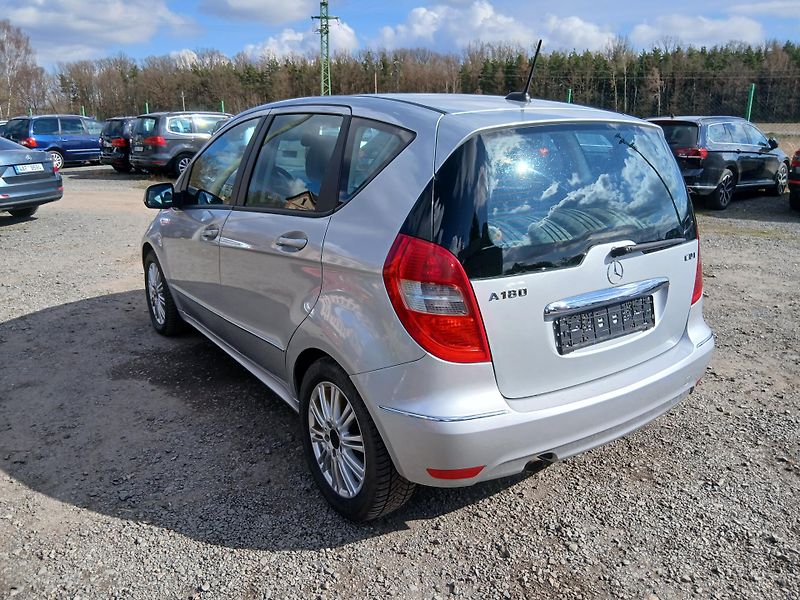 Mercedes-Benz Třídy A 180 CDI, automat, facelift - fotka 12 z 31