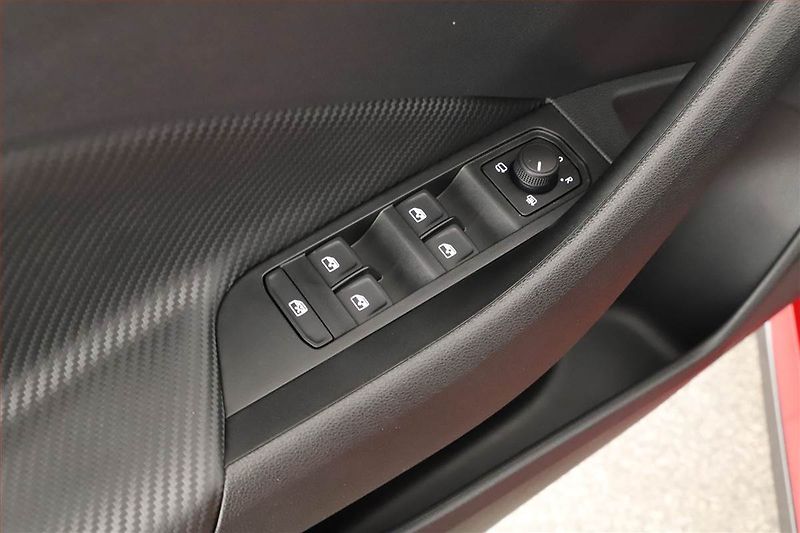 Škoda Kamiq (2026) 1.0 TSI, MONTE CARLO, KAMERA - fotka 9 z 17