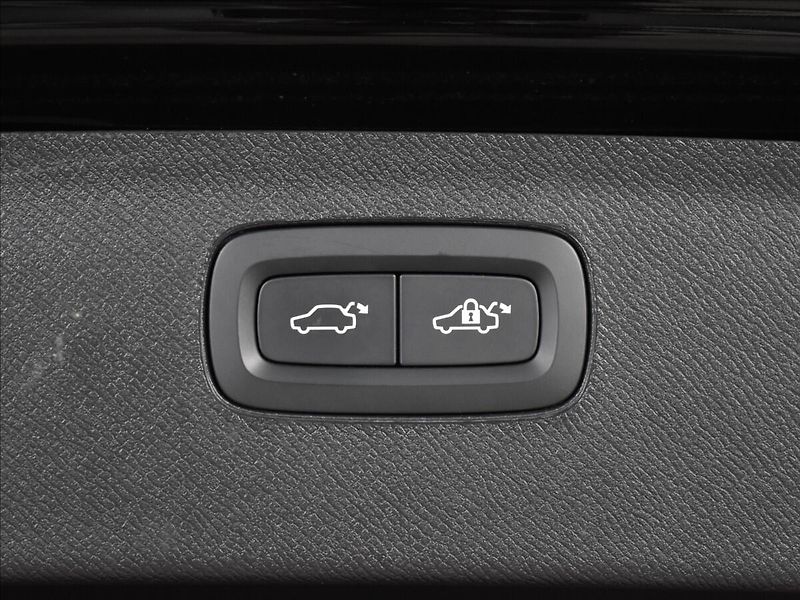 Volvo XC90 2,0 B5 AWD Plus - fotka 9 z 24