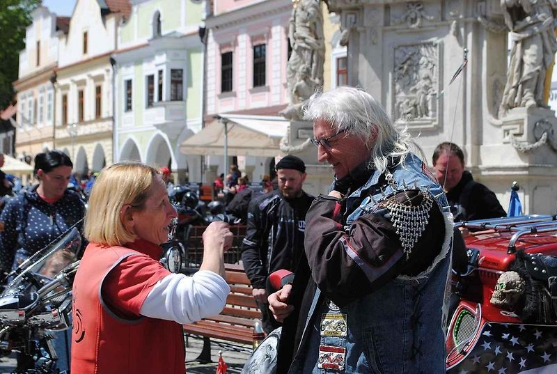 Třeboňské Masarykovo náměstí bylo motorkami doslova našlapané. Stovkám strojů požehnal tamní kaplan Jiří Kalaš.