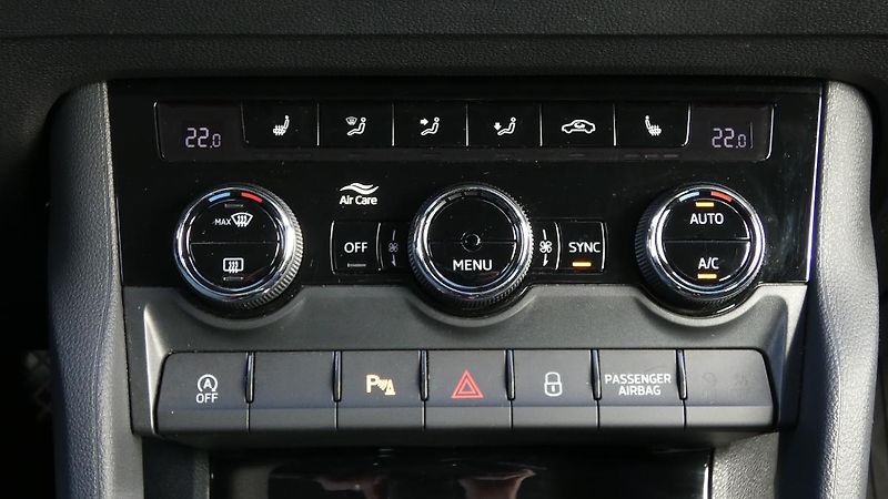 Škoda Karoq 1,5 TSI Ambition DSG - fotka 17 z 24