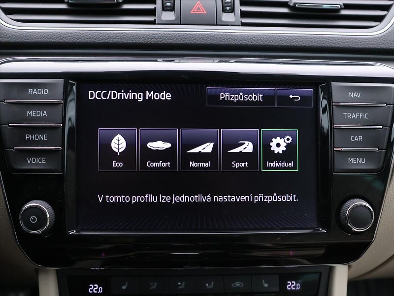 Škoda Superb 2,0 TSI 162kW DSG CZ Style - fotka 24 z 36