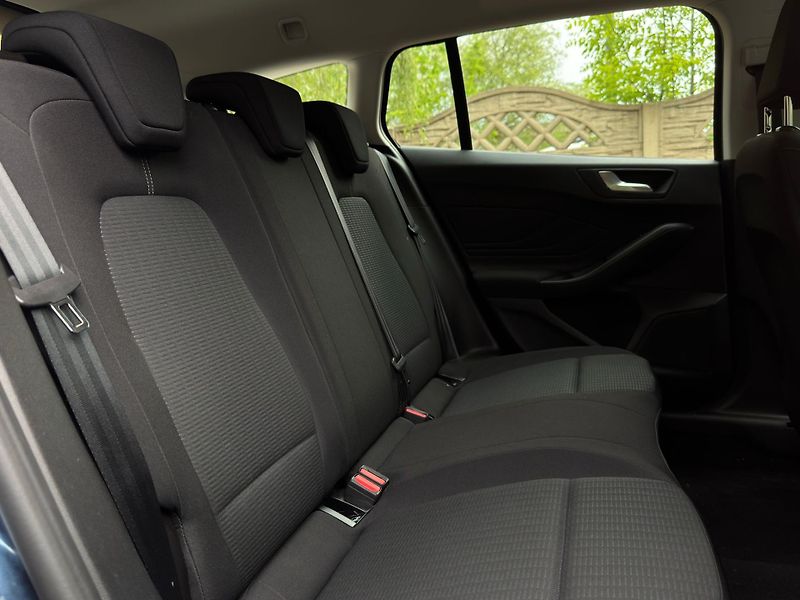 Ford Focus 1.0EB 1.MAJ. ČR DPH SERVISKA - fotka 16 z 21