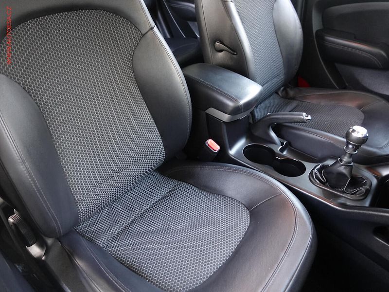 Hyundai ix35 (2012) 1.7 CRDi, AC, tempo, park - fotka 11 z 23