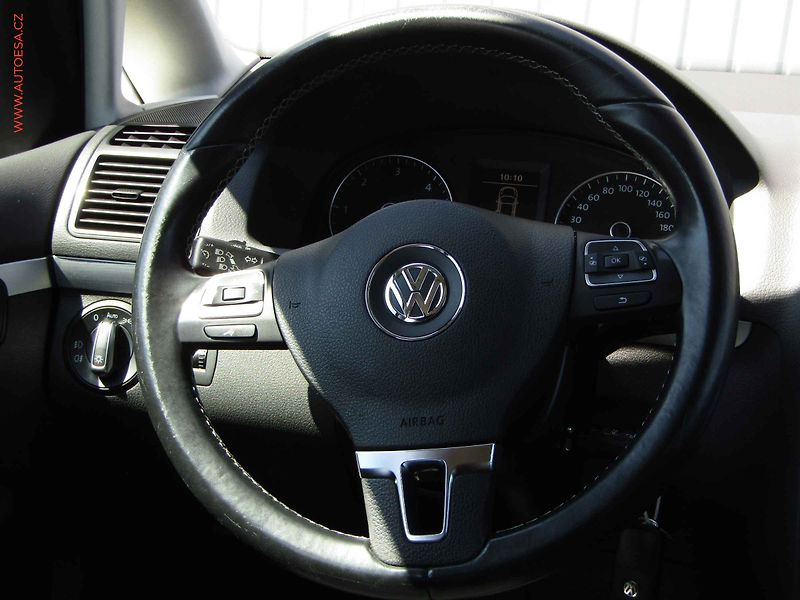 Volkswagen Touran (2015) 1.6TDi, Navi, AC - fotka 11 z 20