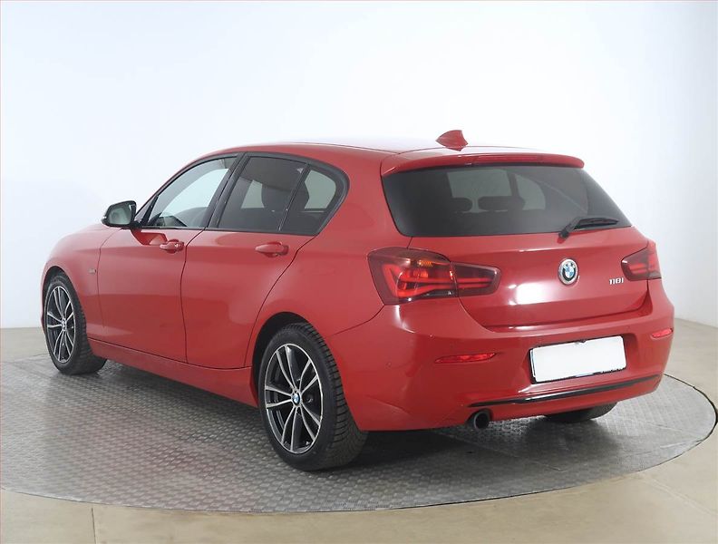 BMW Řada 1 (2017) Sport Line 118i, Automat - fotka 4 z 19