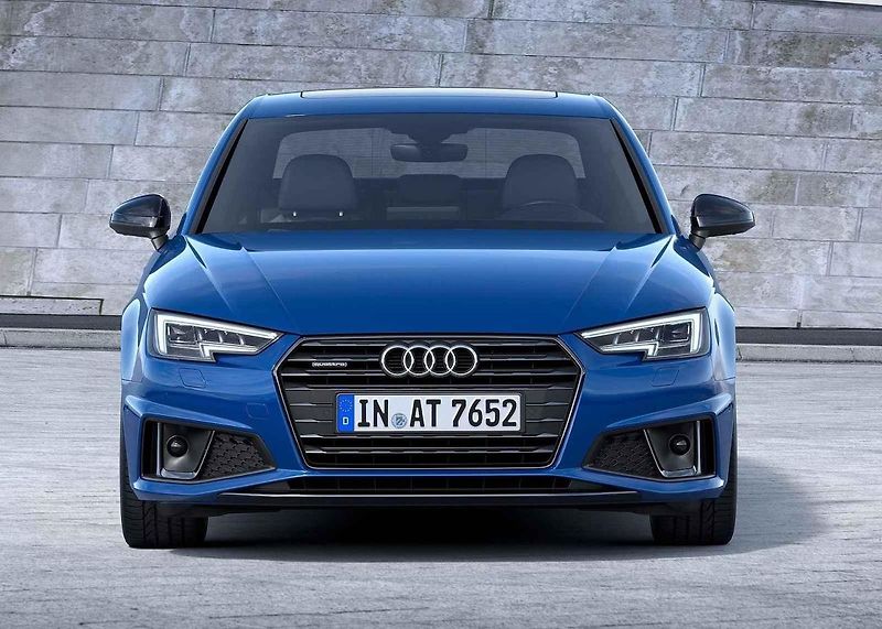 Audi A4 se v první generaci chlubila nápaditými propagačními snímky.