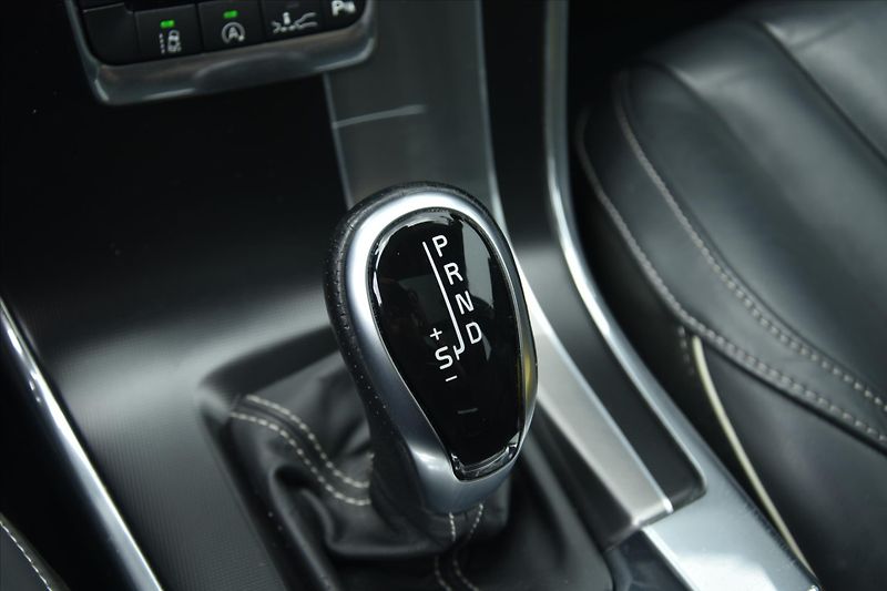 Volvo XC60 2.0 T6 225kW AWD R-DESIGN ČR - fotka 24 z 28