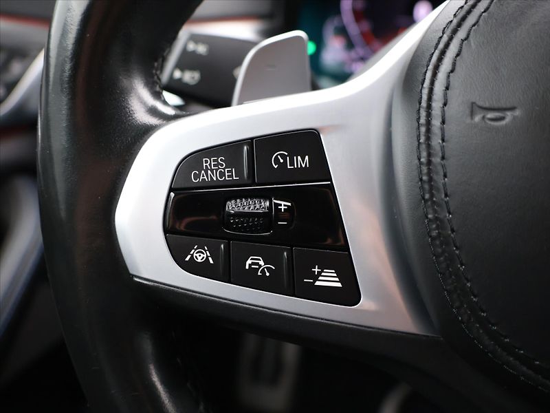 BMW Řada 5 3,0 530d xDrive 195kW M-paket - fotka 21 z 34