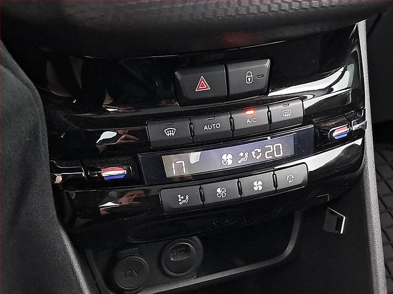 Peugeot 2008 (2019) 1.2 PureTech, Serv.kniha - fotka 15 z 17