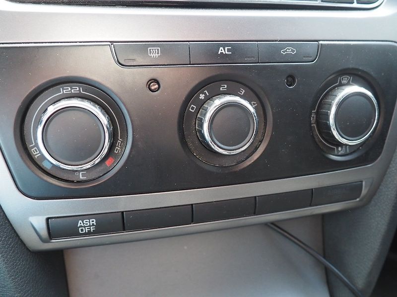 Škoda Octavia (2010) 1.9 TDI, 77 kW, Ambiente - fotka 28 z 34