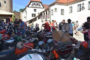 Strakonice si připomněly 105 let od zahájení výroby značky ČZ Sjeli se sem majitelé a obdivovatelé legendárních motocyklů. Na dobu, kdy pro čezetu pracoval, zavzpomínal i náš jediný kosmonaut ve vesmíru Vladimír Remek. A ochotně pózoval na společných sním