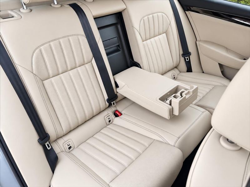 Škoda Superb 2,0 TSi L&K 4x4 DSG 272PS LED - fotka 14 z 26