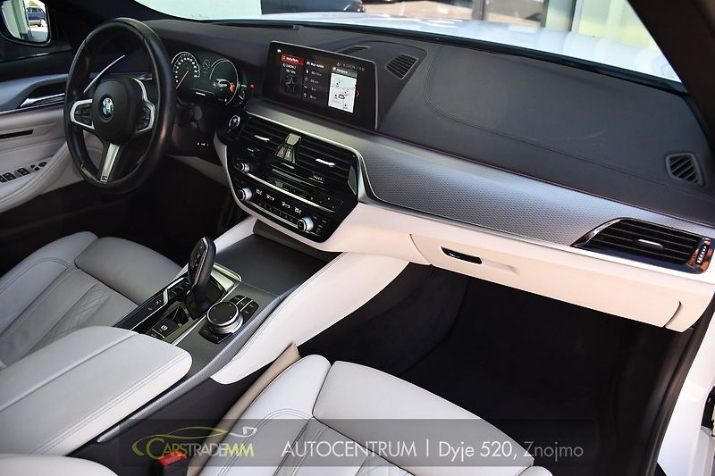 BMW Řada 5 520d xD M-SPORT HEAD-UP PANORA - fotka 12 z 58