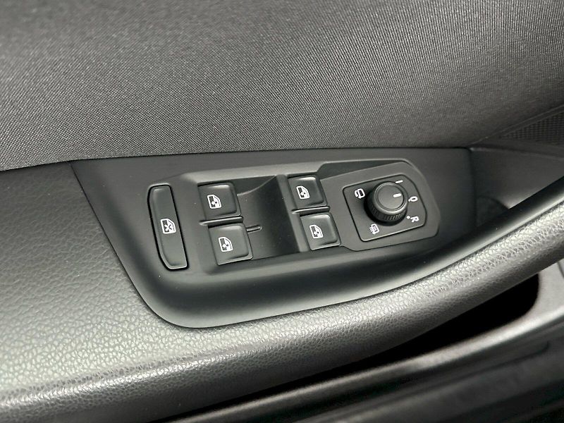 Volkswagen Passat (2023) Business 2.0 TSI 140kW DSG - fotka 25 z 29