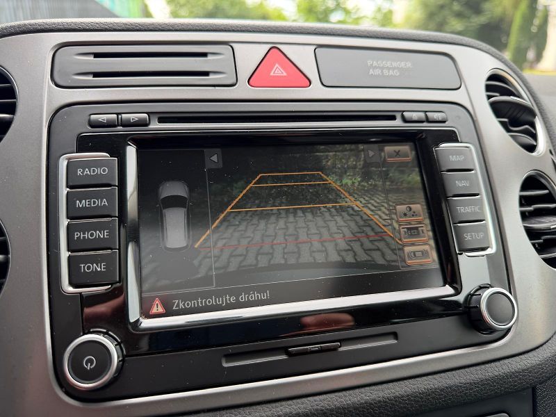 Volkswagen Tiguan 2,0 TDI /4x4/ SPORT / servis.k - fotka 25 z 32