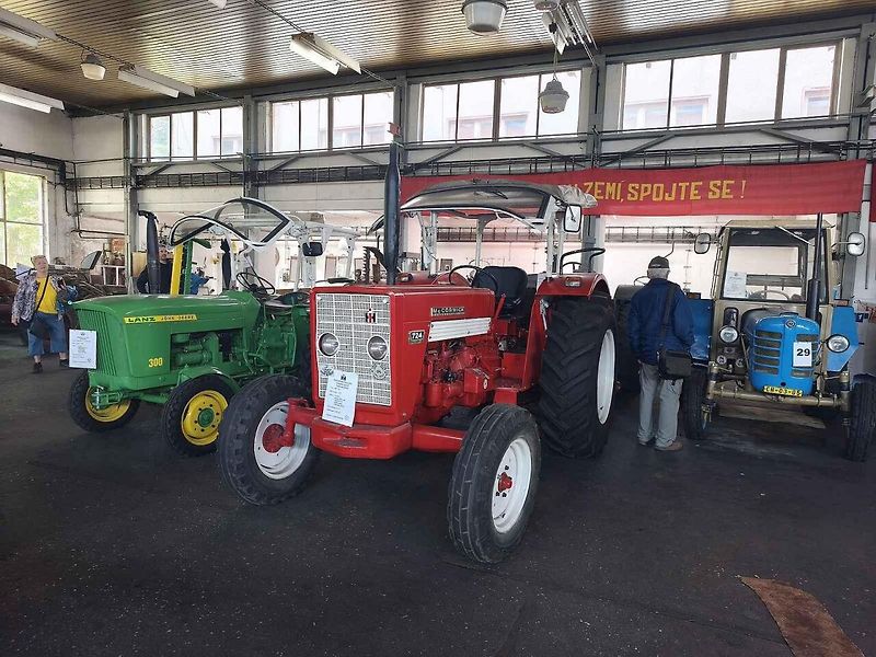 Žlutý Zetor 25 ve Skalné. V roce 1946 ho nastříkali barvou po Afrikakorpsu