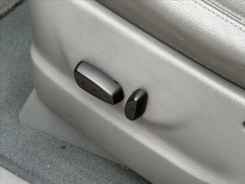 Chrysler Grand Voyager 3,3 V6 128kW A/T 7MÍST - fotka 17 z 26