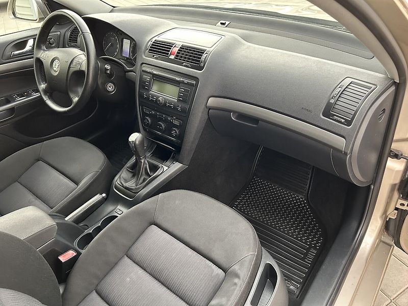 Škoda Octavia 2.0 TDI Elegance - fotka 22 z 24