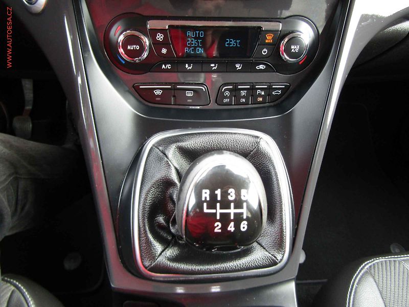 Ford Kuga (2015) 1.5 EB, Navi, xenon - fotka 16 z 22