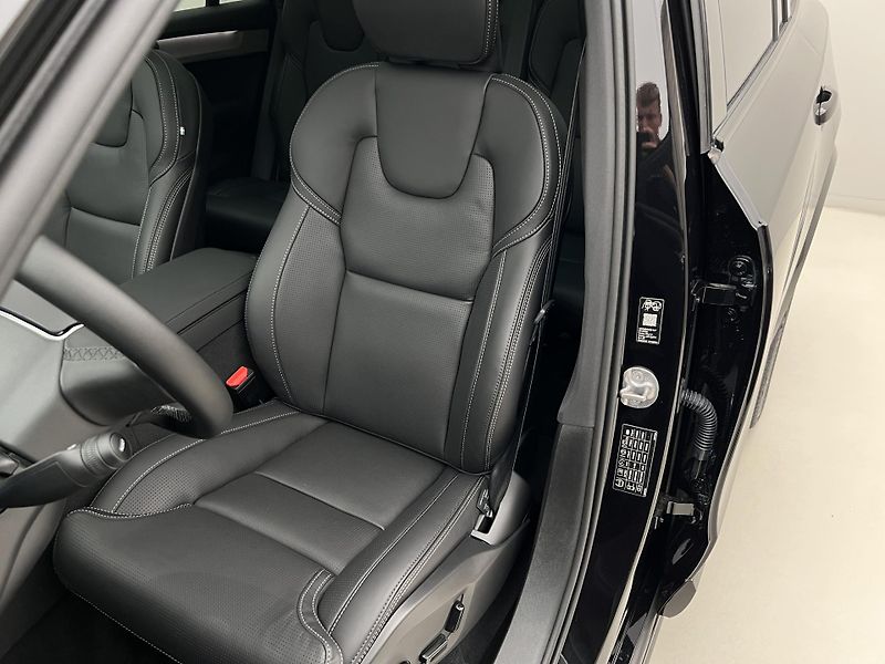 Volvo XC90 (2026) B5 AWD DARK PLUS - fotka 25 z 43