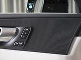 Volvo XC60 2,0 B4 AWD Plus dark Bezklíč - náhled 16