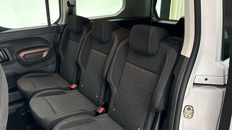 Peugeot Rifter 50 kWh AUT GT Long - fotka 16 z 25