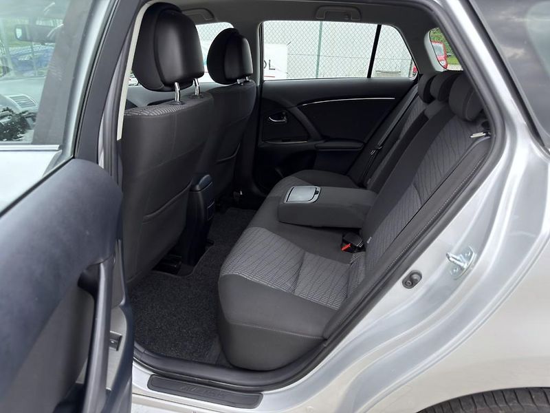 Toyota Avensis 1.8i 108 kW navi. serviska - fotka 7 z 17