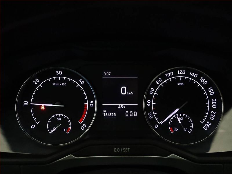 Škoda Superb (2018) Ambition 2.0 TDI, Bi-Xenony - fotka 8 z 13