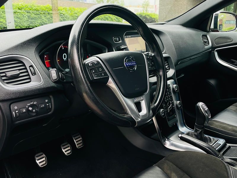 Volvo V40 2.0 D3 R-DESIGN MANUÁL TAŽNÉ - fotka 28 z 45