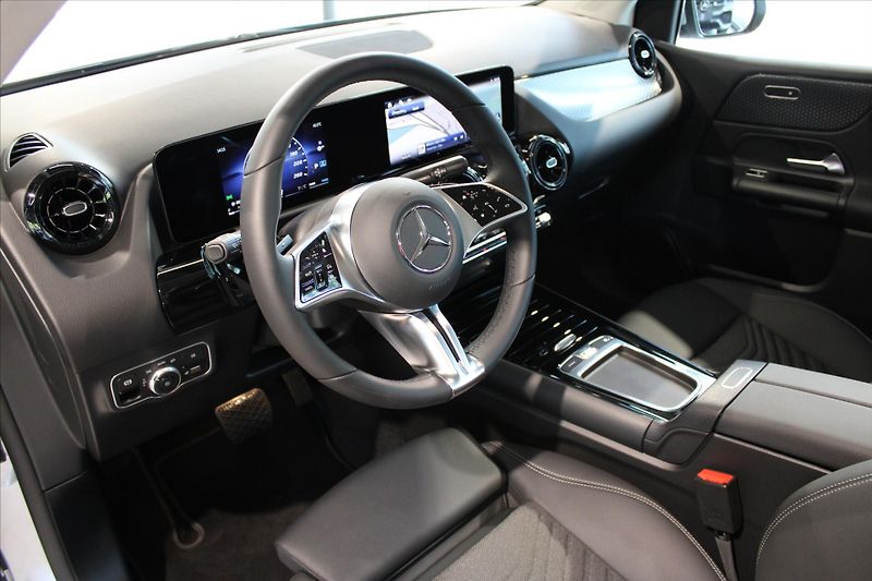 Mercedes-Benz Třídy B 180 MBUX / 1000km / DPH / LED - fotka 11 z 32