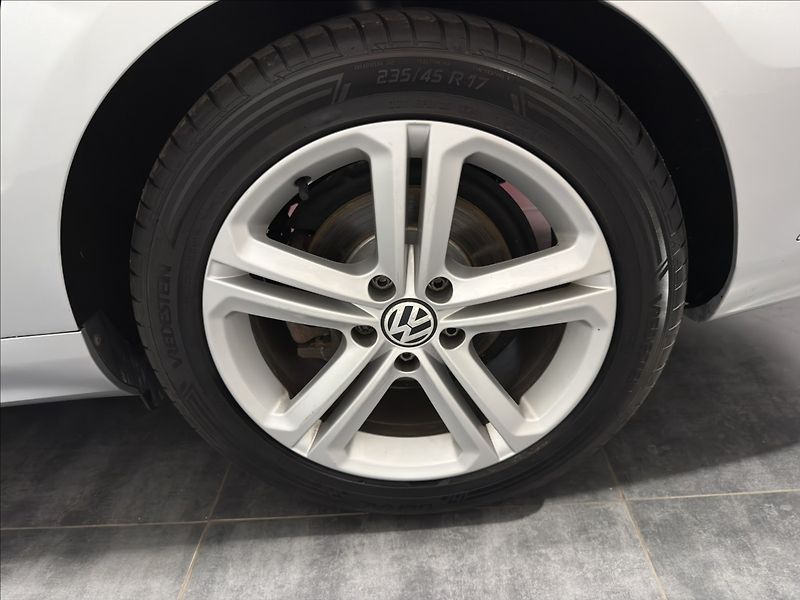 Volkswagen Passat 2,0   TDI DSG REZERVACE - fotka 33 z 39