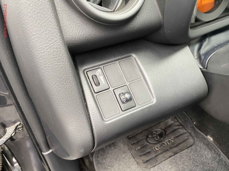 Toyota RAV4 (2010) 2.2D-4D 4x4, AC, výhřev sed. - fotka 15 z 19