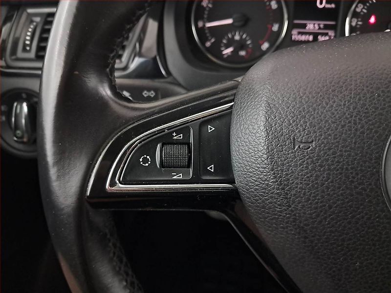Škoda Rapid (2014) Spaceback 1.2 TSI, Xenony - fotka 16 z 18