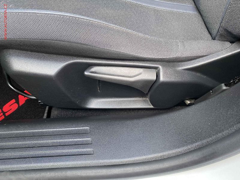 Peugeot 2008 (2020) 1.2 PT, Allure, navi, kamera - fotka 14 z 18