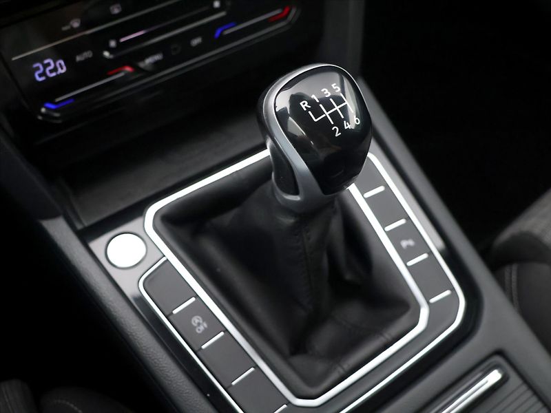 Volkswagen Passat 1,5 TSI 110kW Business - fotka 23 z 34