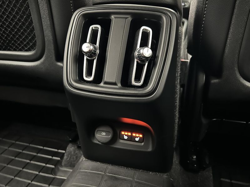 Volvo XC40 T3 MOMENTUM AUT 1. maj. - fotka 20 z 45