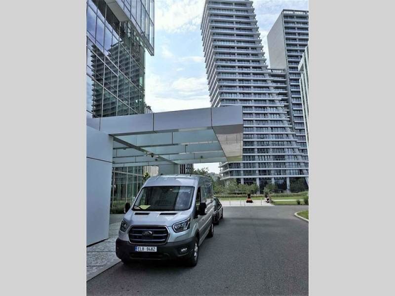 Testovaný Ford-E Transit působil mezi žlutými dodávkami jako stříbrná vrána
