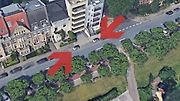 Vozy Smart zaparkované u příjezdové cesty.