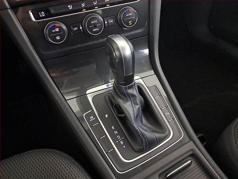 Volkswagen Golf (2019) 32 kWh - 37 Ah, Automat - fotka 13 z 21