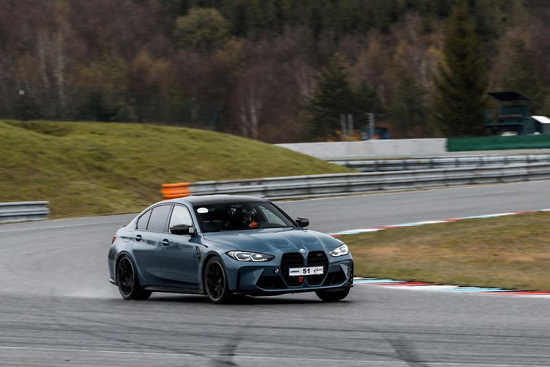 BMW M3 (2022) Comp., XDrive, HUD, Akrapovic - fotka 23 z 32