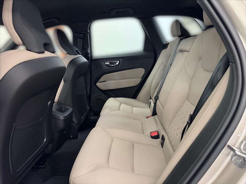 Volvo XC60 2,0  B5 Plus Dark - fotka 11 z 15